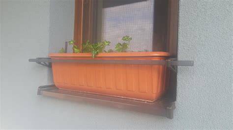 drzak-na-truhliky-balkon.jpg