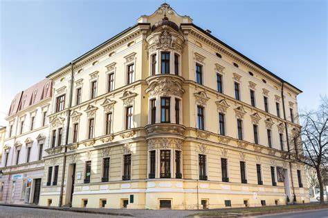 Obrázek historické budovy a archivu firmy