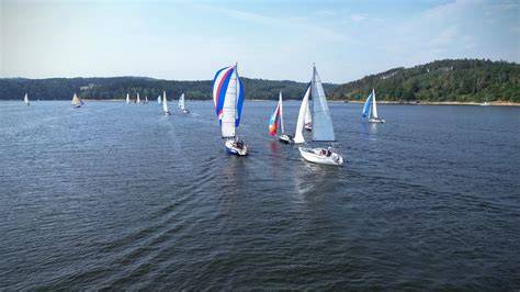 Orlická přehrada a plachetnice na vodě